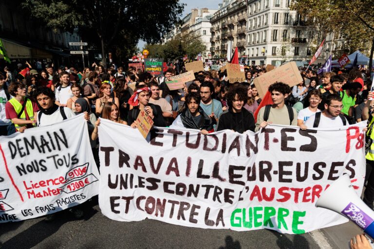 En France, les étudiants et les lycéens poursuivent leur mobilisation : les syndicats dénoncent des blocages massifs dans les universités / AP