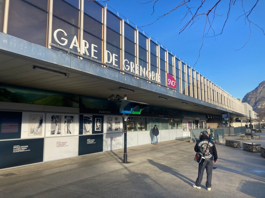 À Grenoble, un bus transportant des sympathisants du Rassemblement national attaqué : la police ouvre une enquête / Wiki