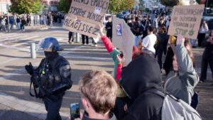 En France, une pétition contre l’usage d’armes mutilantes lors des manifestations lycéennes dépasse les 120 000 signatures / Reuters