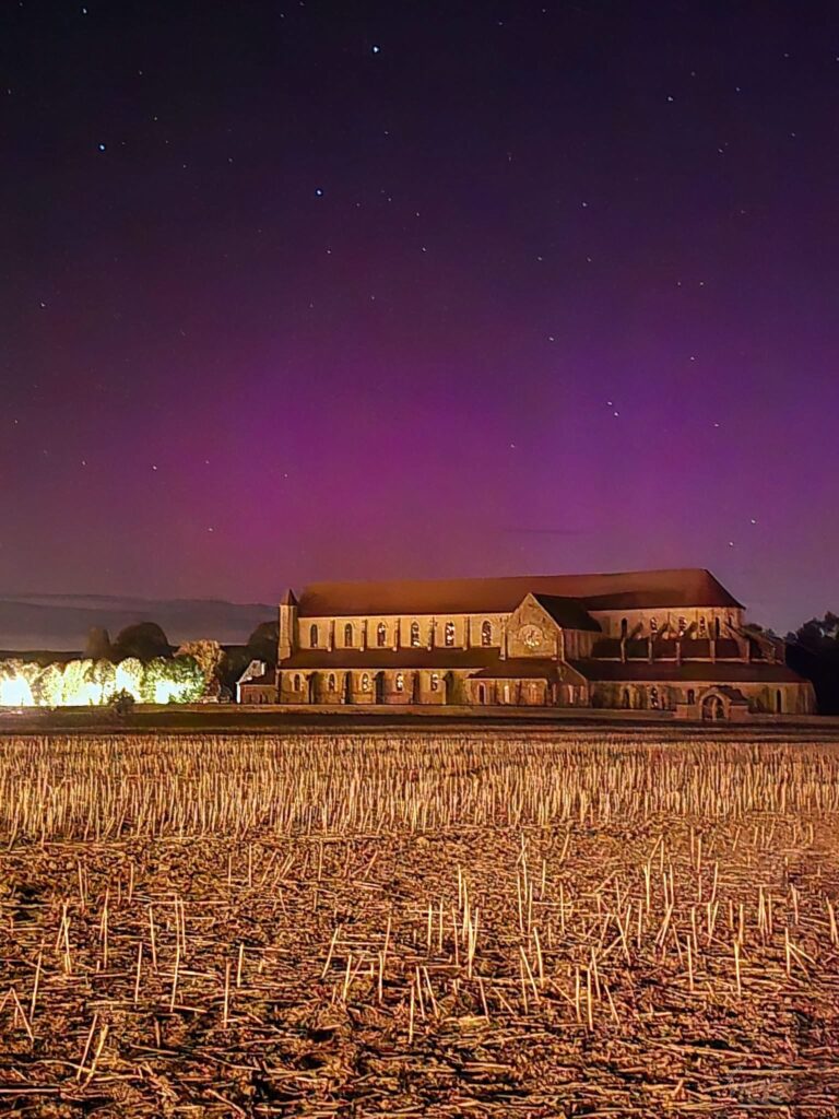 Un ciel rose et vert au-dessus de la France : des aurores boréales observées dans plusieurs régions / Météo89