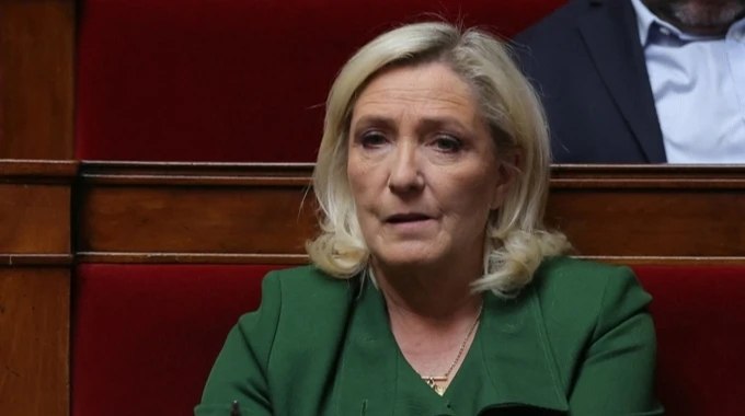 Mettre fin à l’aide à l’Ukraine : comment la position de Marine Le Pen pourrait redéfinir le rôle de la France en Europe / AP
