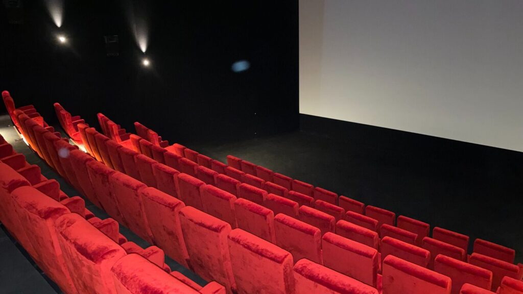Jacques Audiard et Justine Triet dénoncent les conséquences possibles des nouvelles mesures fiscales sur le cinéma français / Le Parisien