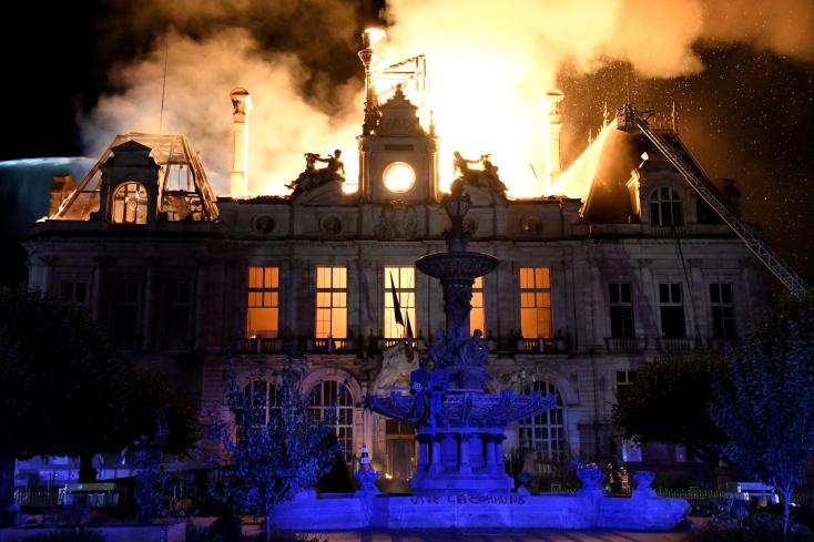 Après l'incendie de la mairie de Limoges, deux suspects sont mis en examen et la reconstruction s'organise / tv5monde