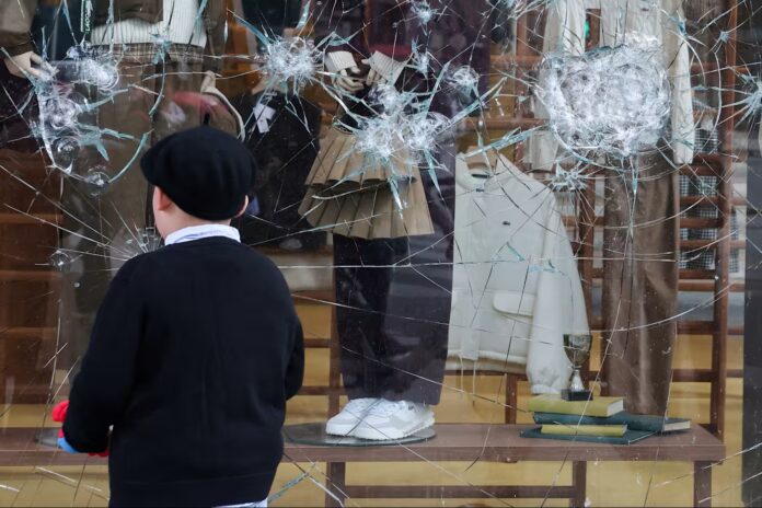 Les émeutes en France provoquent des pertes de plusieurs milliards d’euros : les boutiques Louis Vuitton et Hermès prises pour cible / Reuters