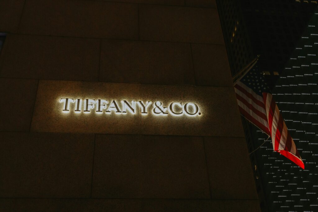 Aux États-Unis, un homme avale des diamants Tiffany d’une valeur de près de 690 000 euros pour dissimuler un vol / unsplash