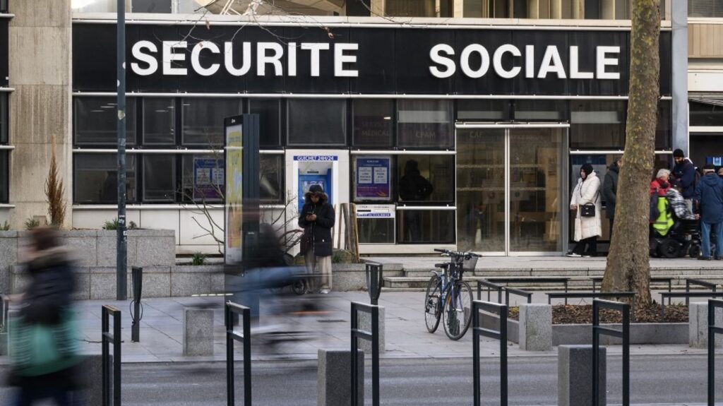 Hôpitaux, arrêts maladie et médicaments au cœur des économies prévues par la Sécurité sociale en 2027 / France Info