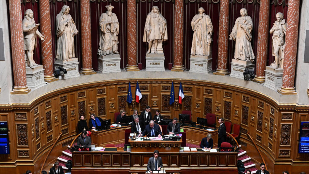 En France, un projet de loi prévoit de faire payer les dégâts des émeutes à des groupes entiers : le Sénat divisé